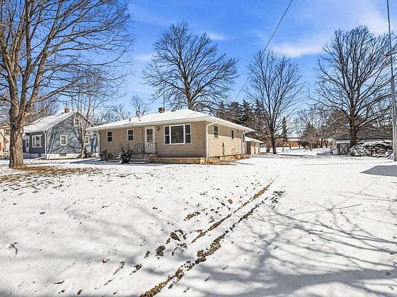 2nd image of 406 Chinook Ave SW