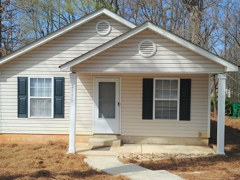 Adorable ranch home w covered front sitting porch