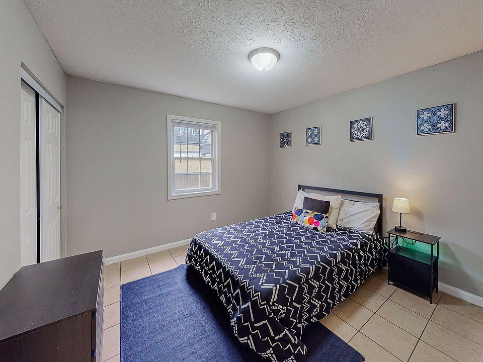 -Full bed
*Bedding not included