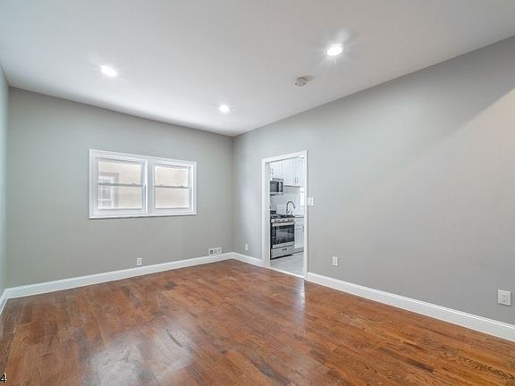 5th image of 155 Tichenor Ave
