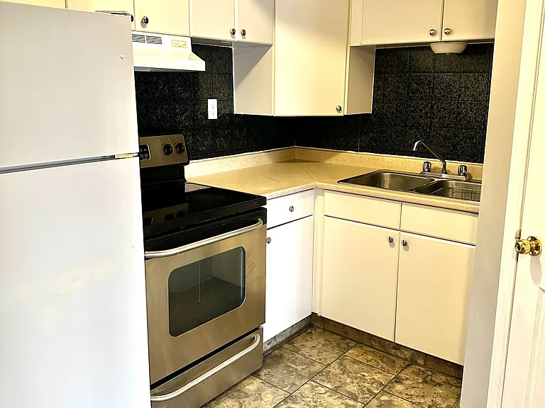 13 Rundle Cres #MAIN — Photo 4