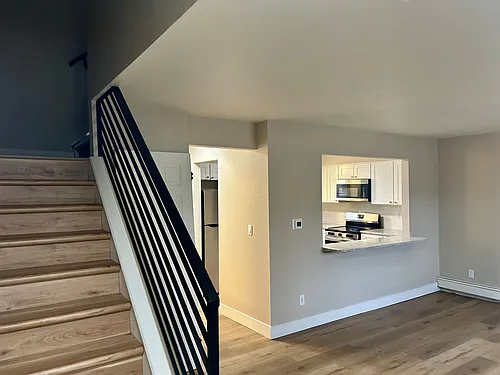 512 Yale Pl Photo 1
