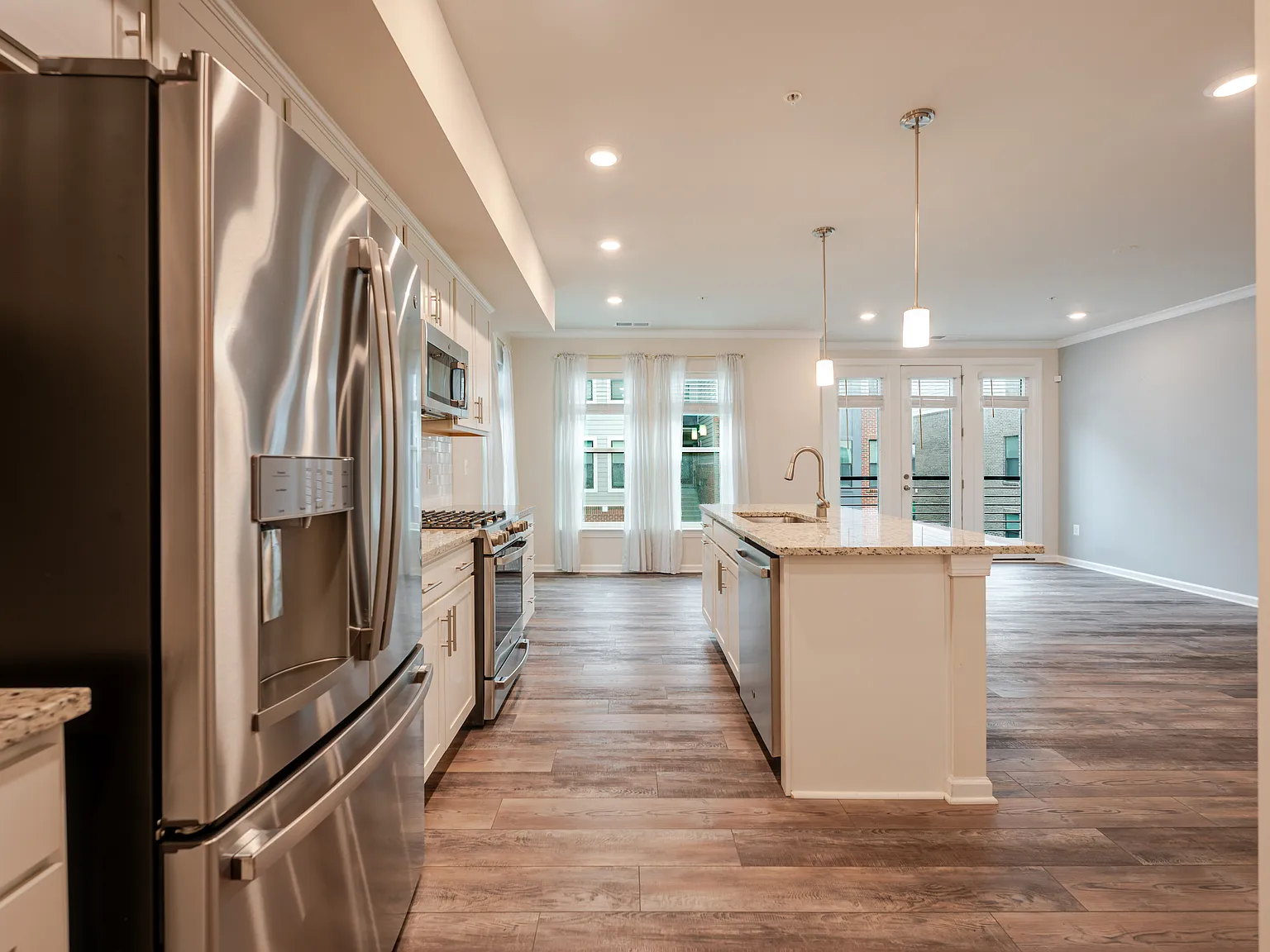 3 bed, 2.5 bath, 1800 sqft, $3,745 — Photo 3