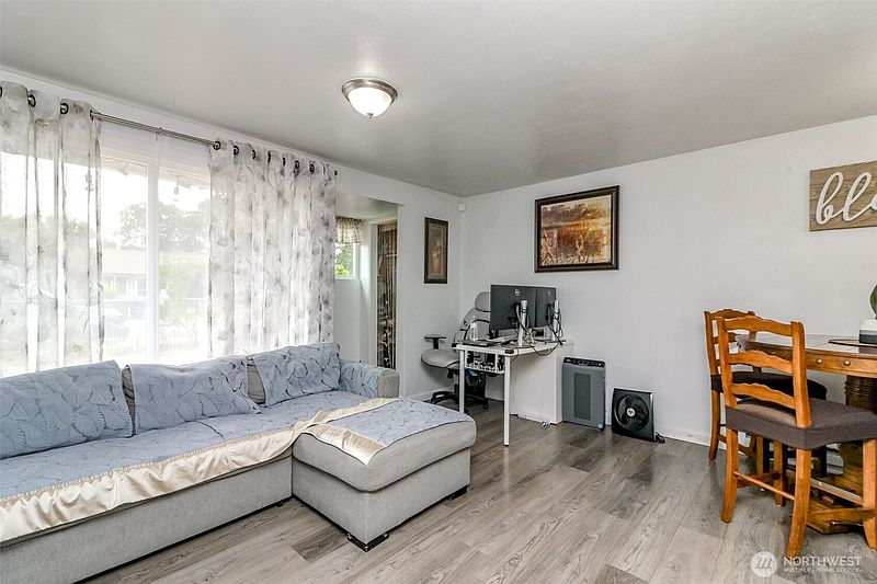 4th image of 1425 118th Street S