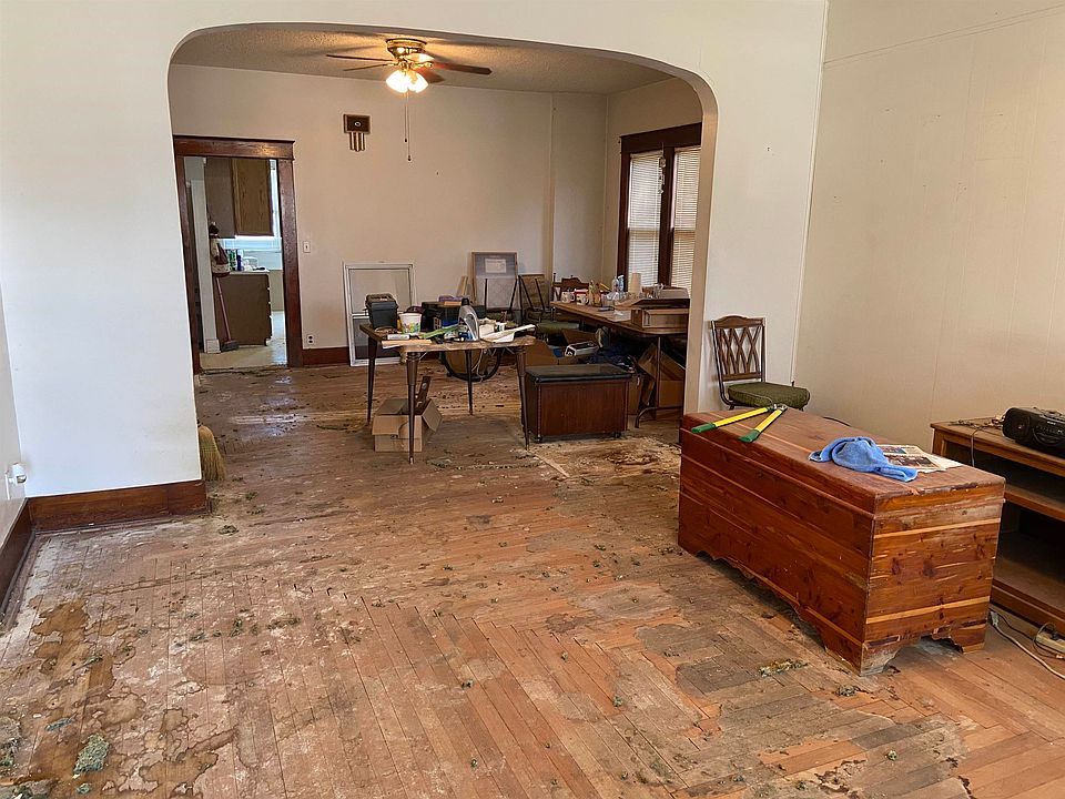 214 E 2nd St, Hoisington, KS 67544 Zillow