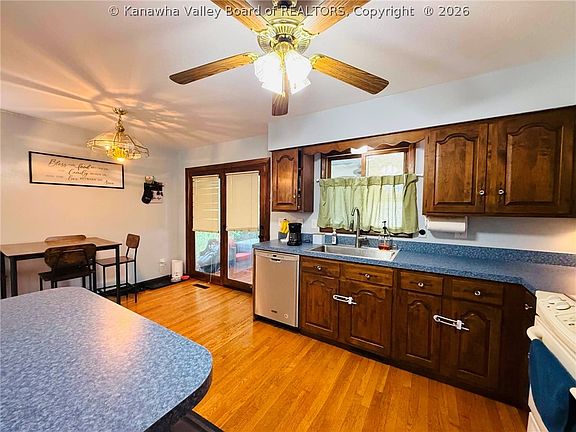 3rd image of 1102 Thorne Rd