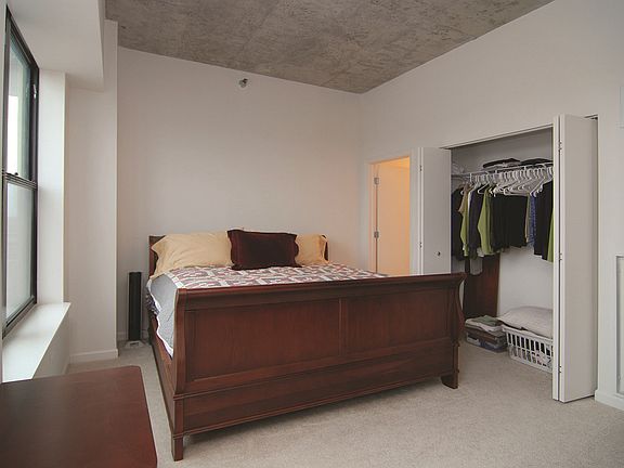 5th image of 1122 W Catalpa Ave APT 718