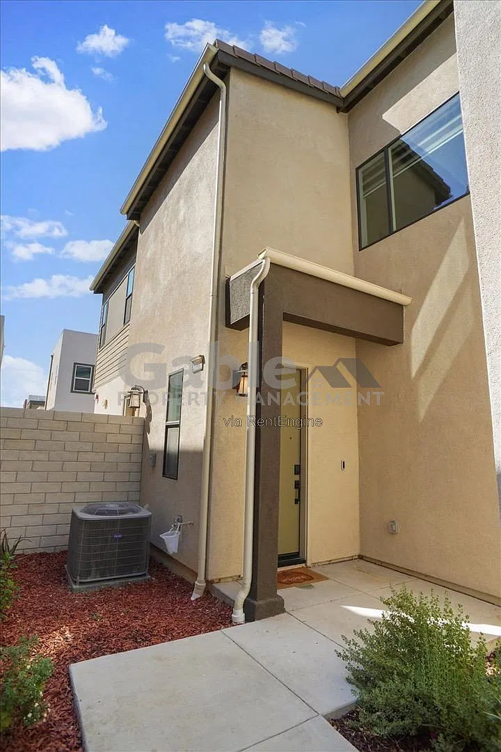 3 bed, 3.0 bath, 2250 sqft, $4,300 — Photo 2