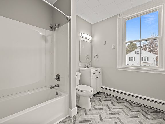 4th image of 105 Maple St #105