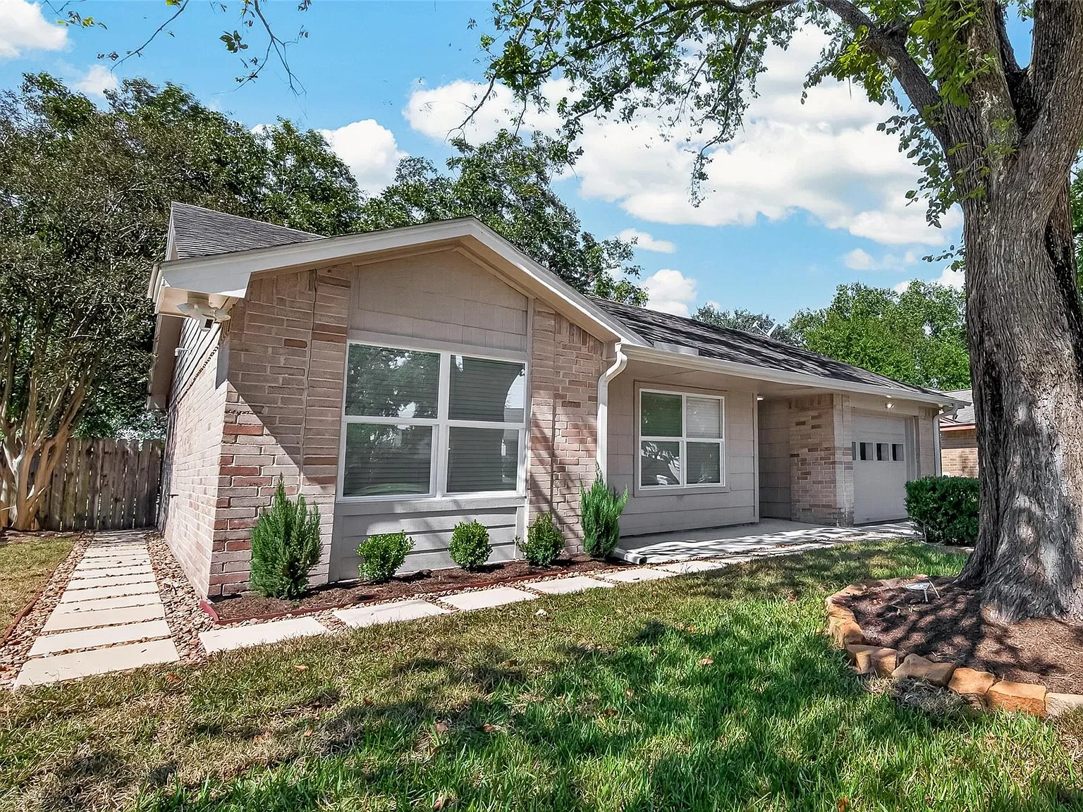 4 bed, 3.0 bath, 1400 sqft, $1,900 — Photo 2