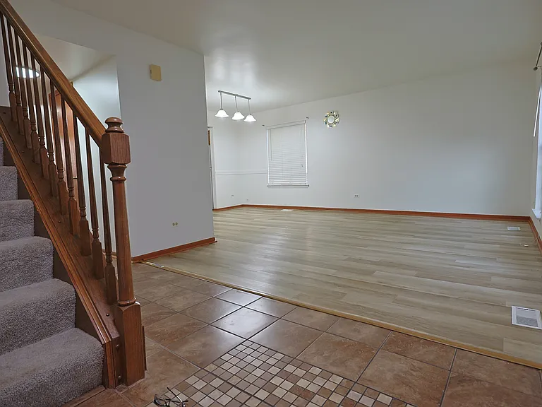 1402 Parkside Dr — Photo 2