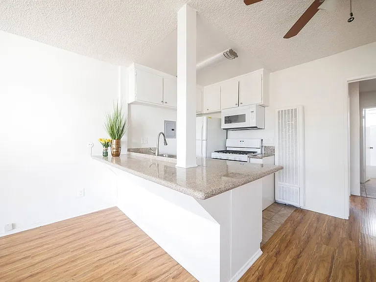 15925 Victory Blvd — Photo 27