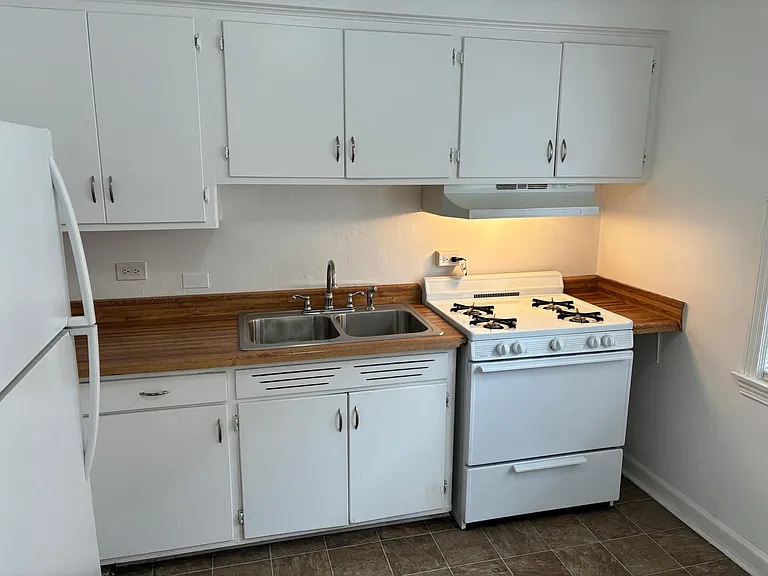 3608 Jackson St — Photo 2
