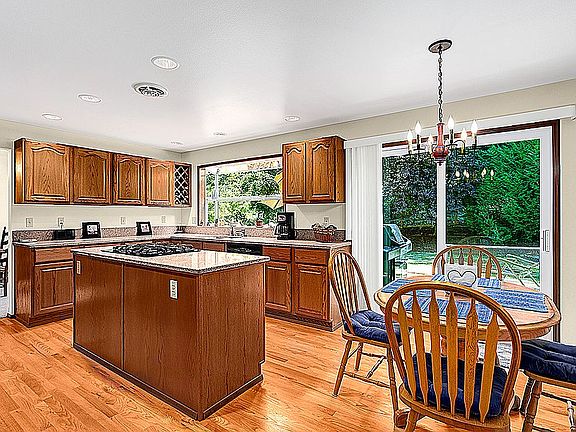 4th image of 1718 229th Ave NE