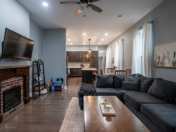 4th image of 634 Roberts St