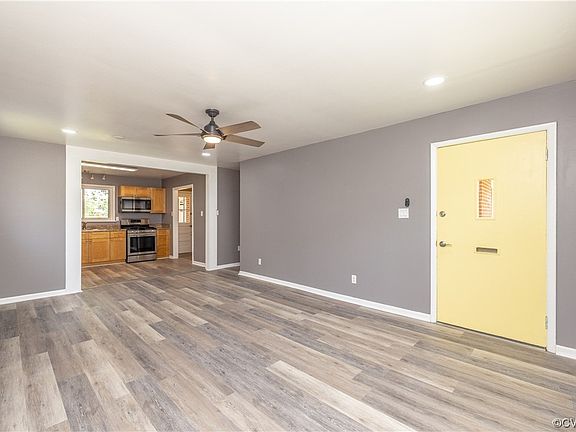 4th image of 305 W Roberts St