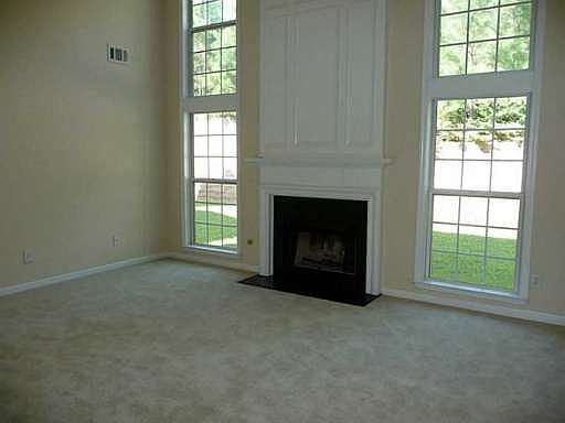 5th image of 165 Wallnut Hall Cir