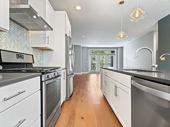 3rd image of 1009 N Park Ave #1