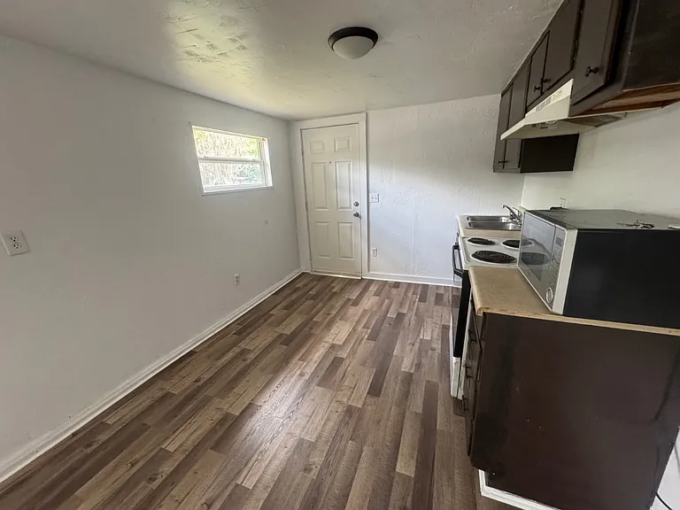 1203 Larry St — Photo 10