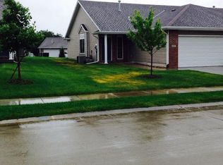 6107 Maple View Dr, Lincoln, NE 68512