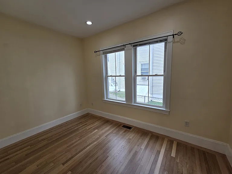 25 Lothrop St — Photo 9