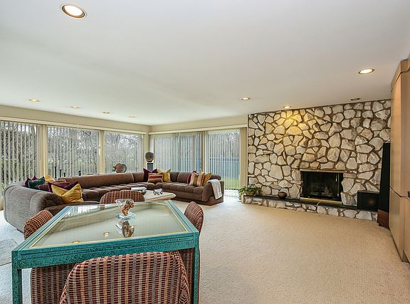 3rd image of 4025 Crestwood Dr