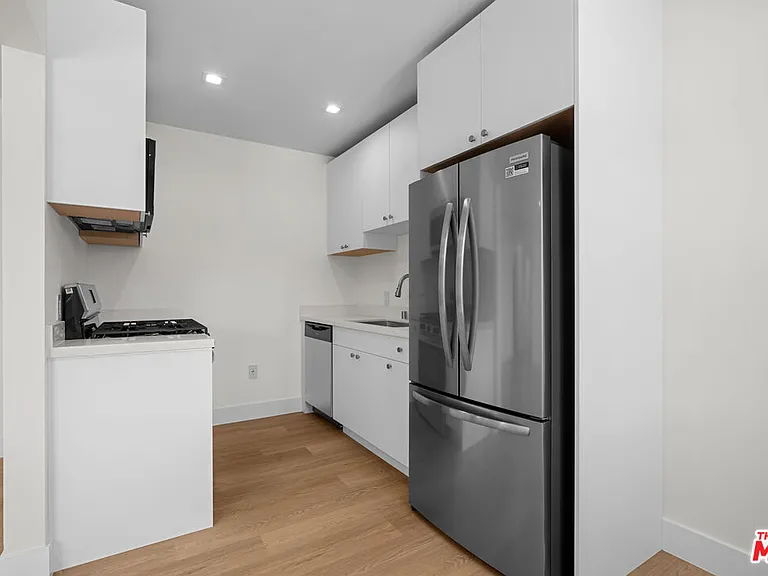 420 S Sepulveda Blvd #13 — Photo 11