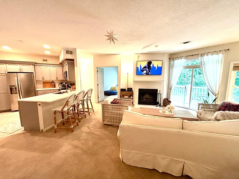 37 Bradford Commons Ln — Photo 5