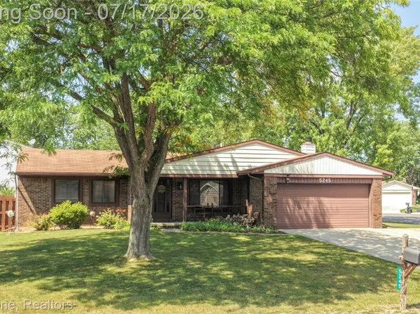 5245 Spinning Wheel Dr, Grand Blanc, MI 48439