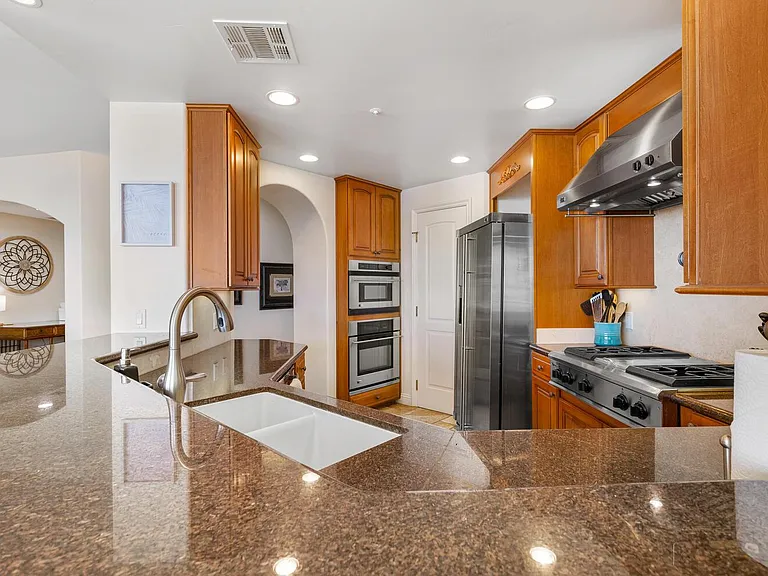 255 La Paloma — Photo 18