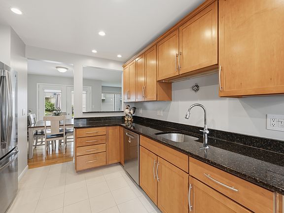 5th image of 211 Greens Farm Rd