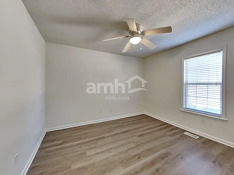 135 Kentucky Derby Dr — Photo 13