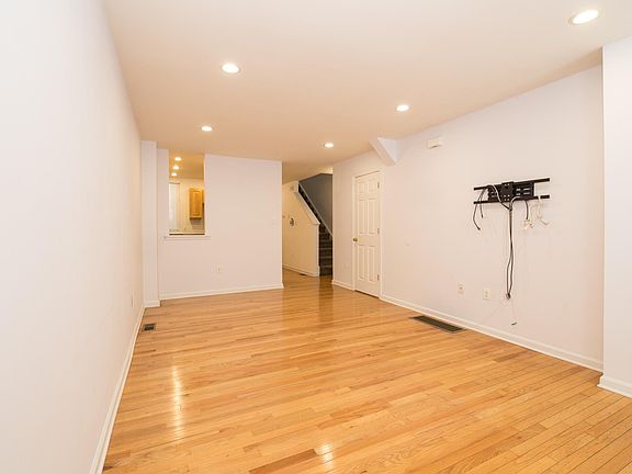 3rd image of 2107 Catharine St #A
