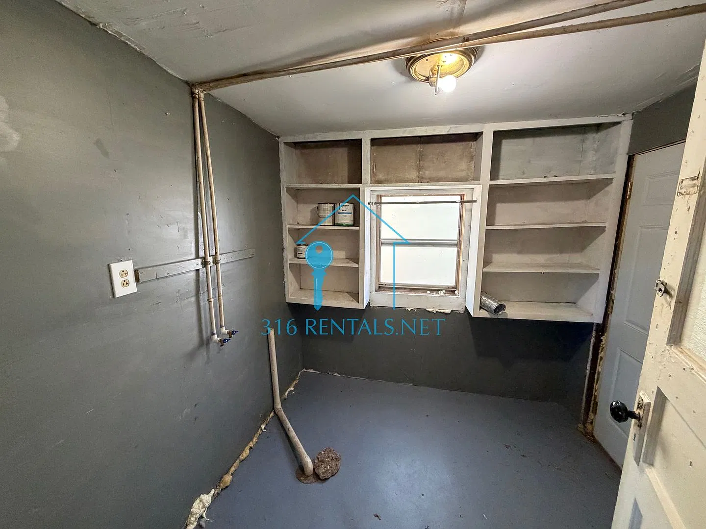**Move In Special | 2 Bed 1 Bath House With Yard | Newton | Pets Ok — Photo 3