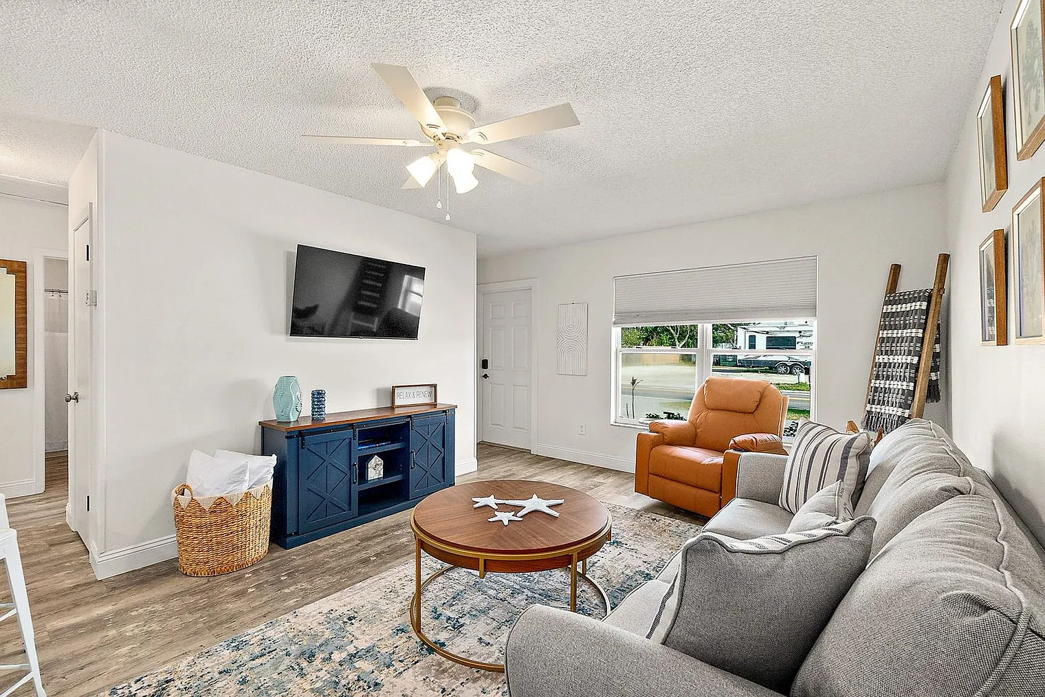 2 bed, 1.0 bath, 1194 sqft, $2,403 — Photo 2