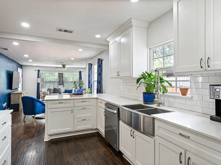 912 S Rosemont Ave — Photo 5