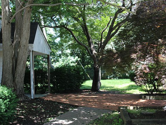 Side Courtyard 1