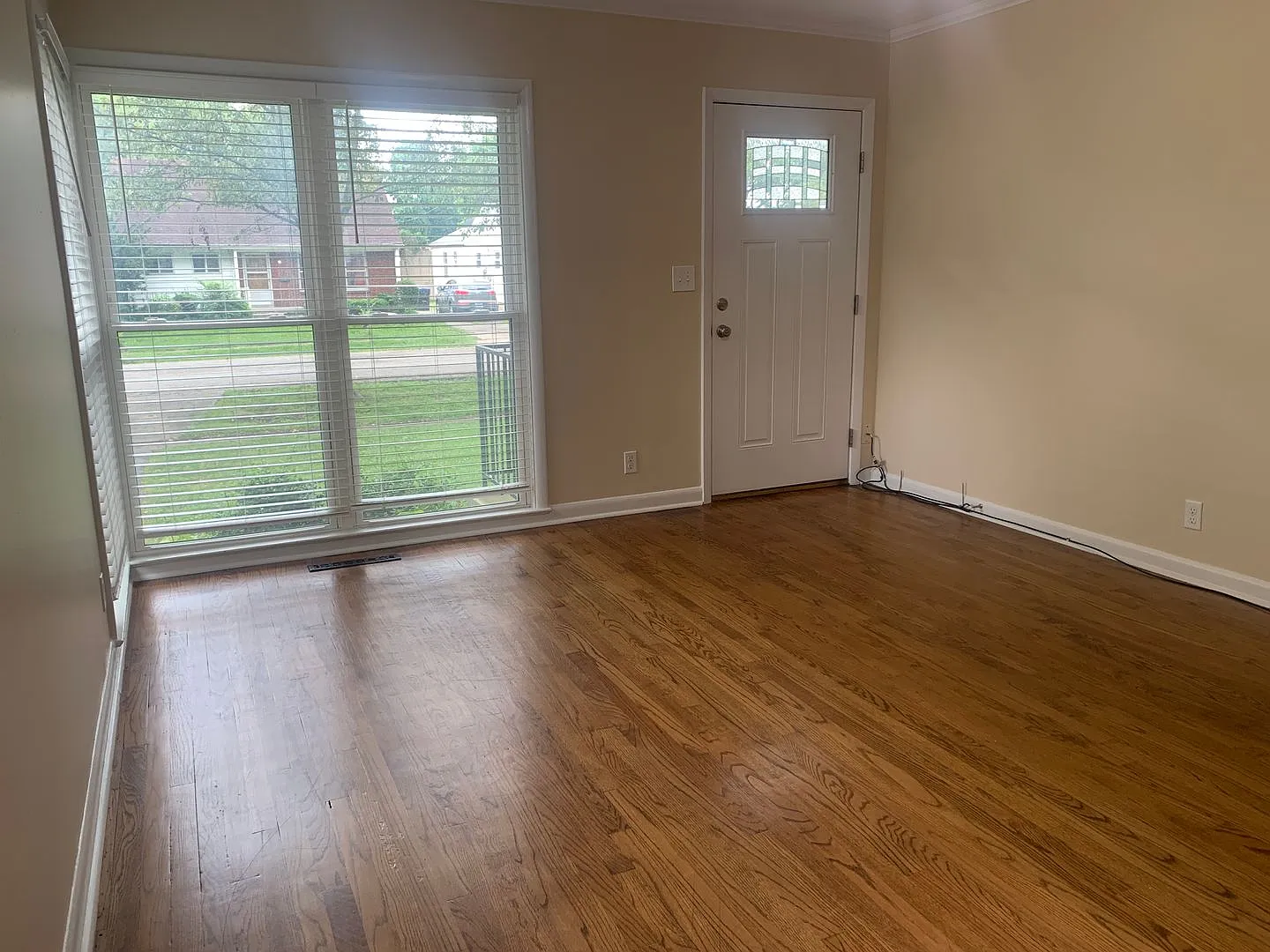Renovated 3 Bedroom Home with fenced in back yard — Photo 3