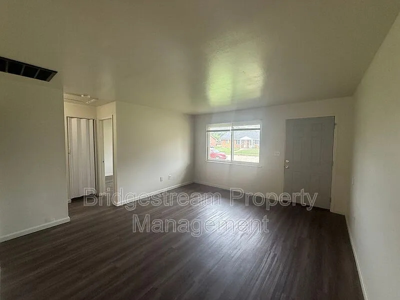 2 bed, 1.0 bath, 747 sqft, $895 — Photo 2