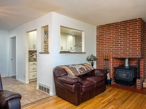 5th image of 620 Judson St SE