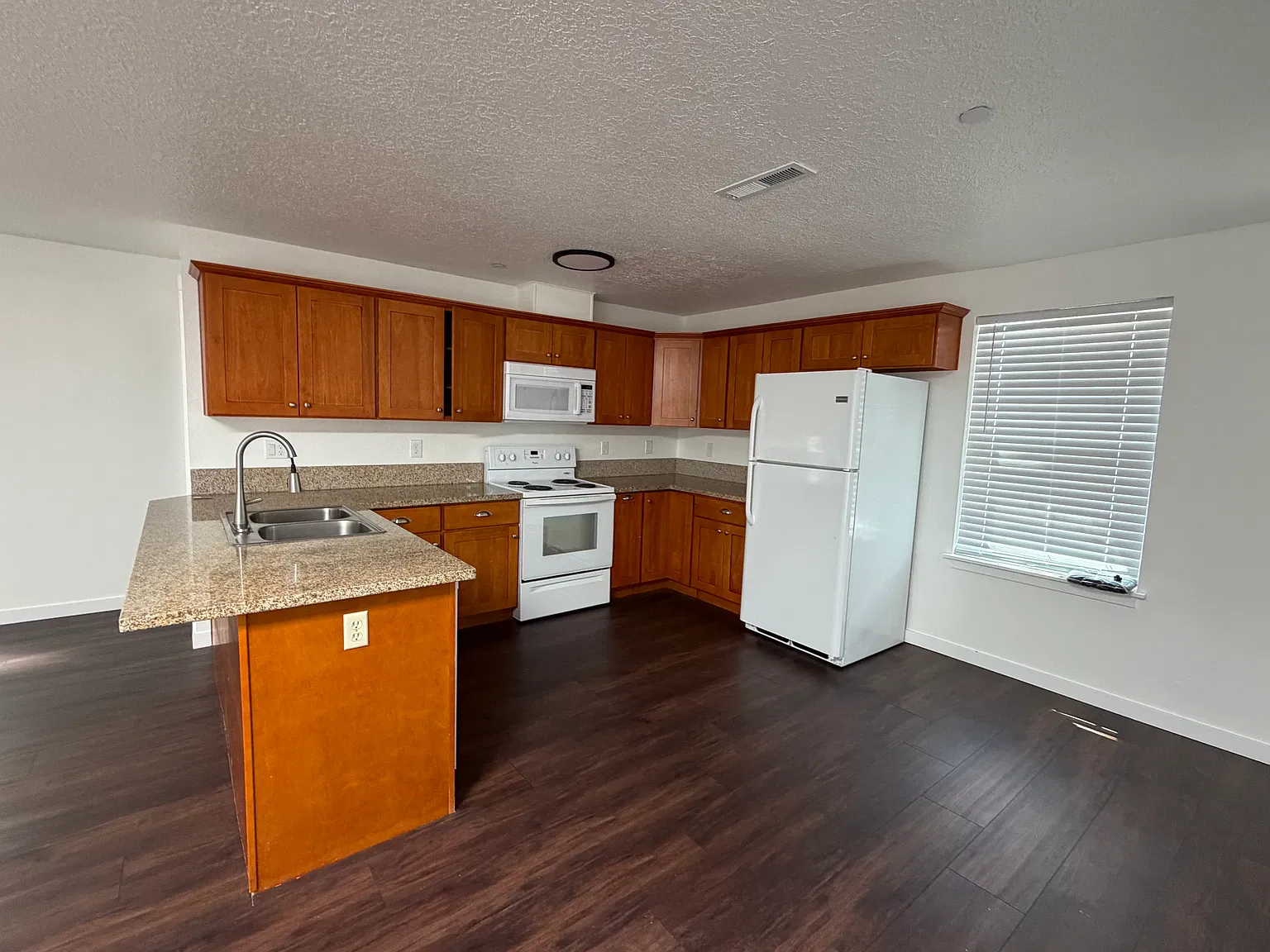 3 bed, 1.5 bath, 1050 sqft, $2,450 — Photo 1