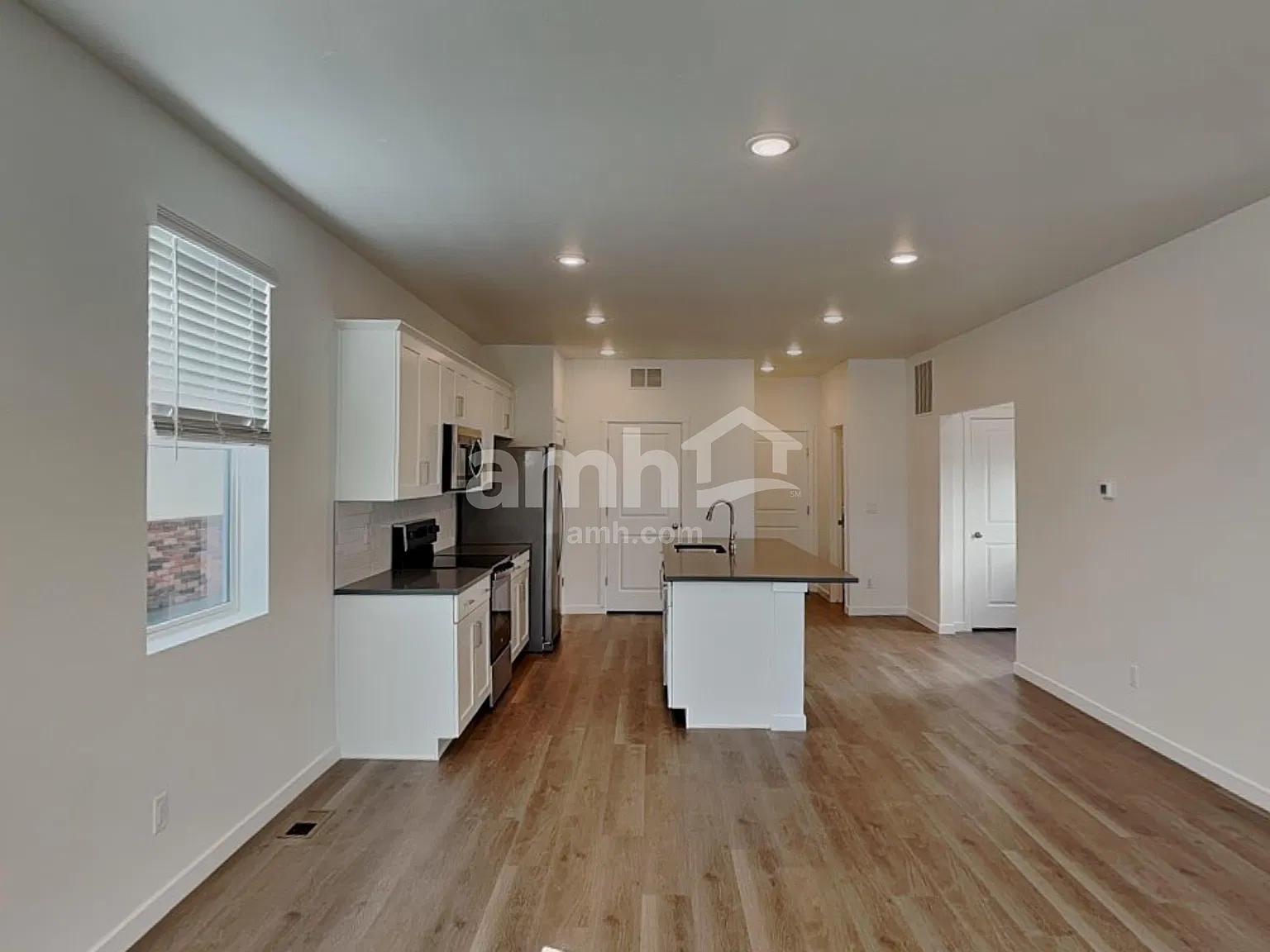 4 bed, 3.5 bath, 2546 sqft, $3,160 — Photo 3