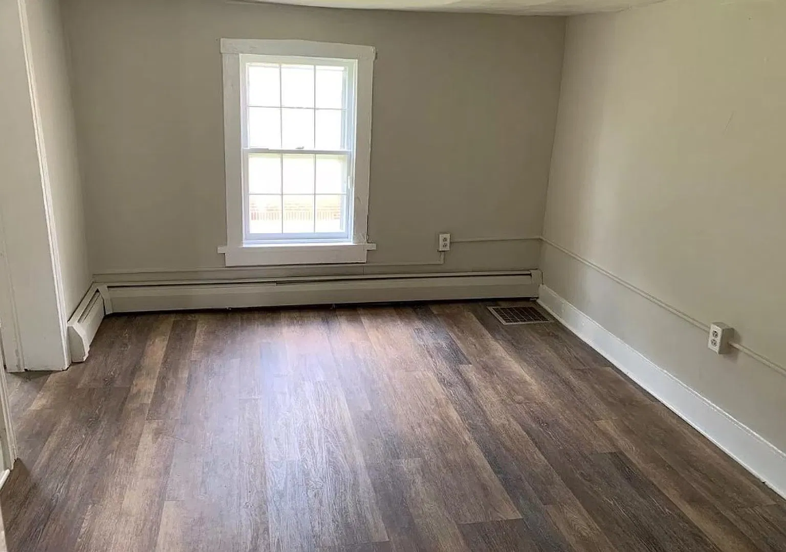 Large 3 Bedroom 1.5 Bath — Photo 3