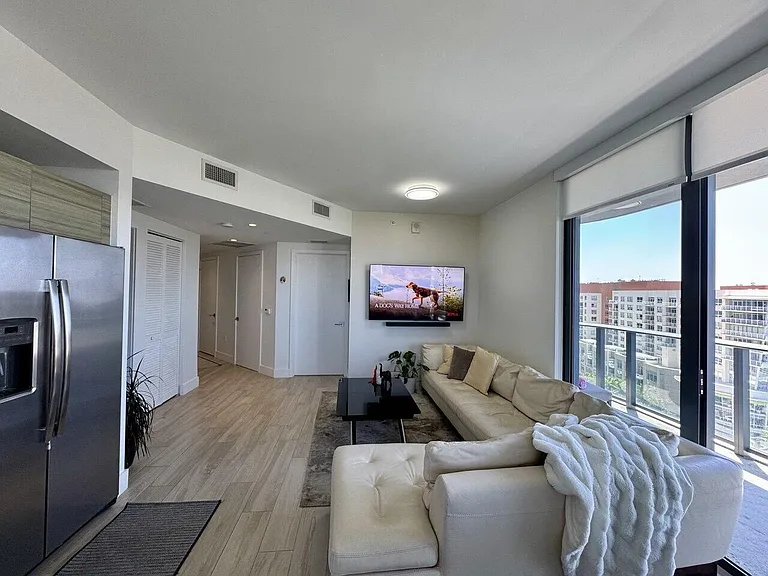121 NE 34th St #1116 — Photo 32
