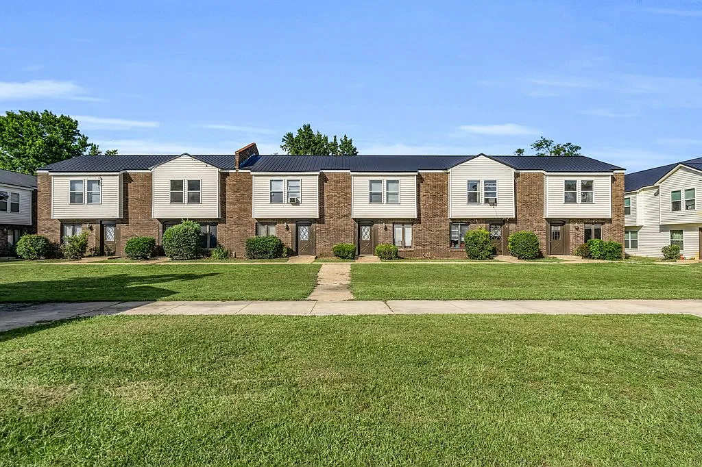 2 bed, 1.5 bath, 1165 sqft, $945 — Photo 1
