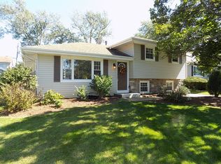 1N311 Darling St, Carol Stream, IL 60188