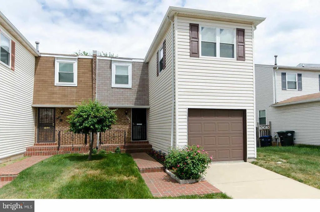 4421 6th Pl NE photo 1