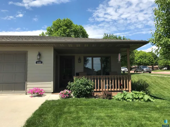 600 Fairway Dr, Dell Rapids, SD 57022