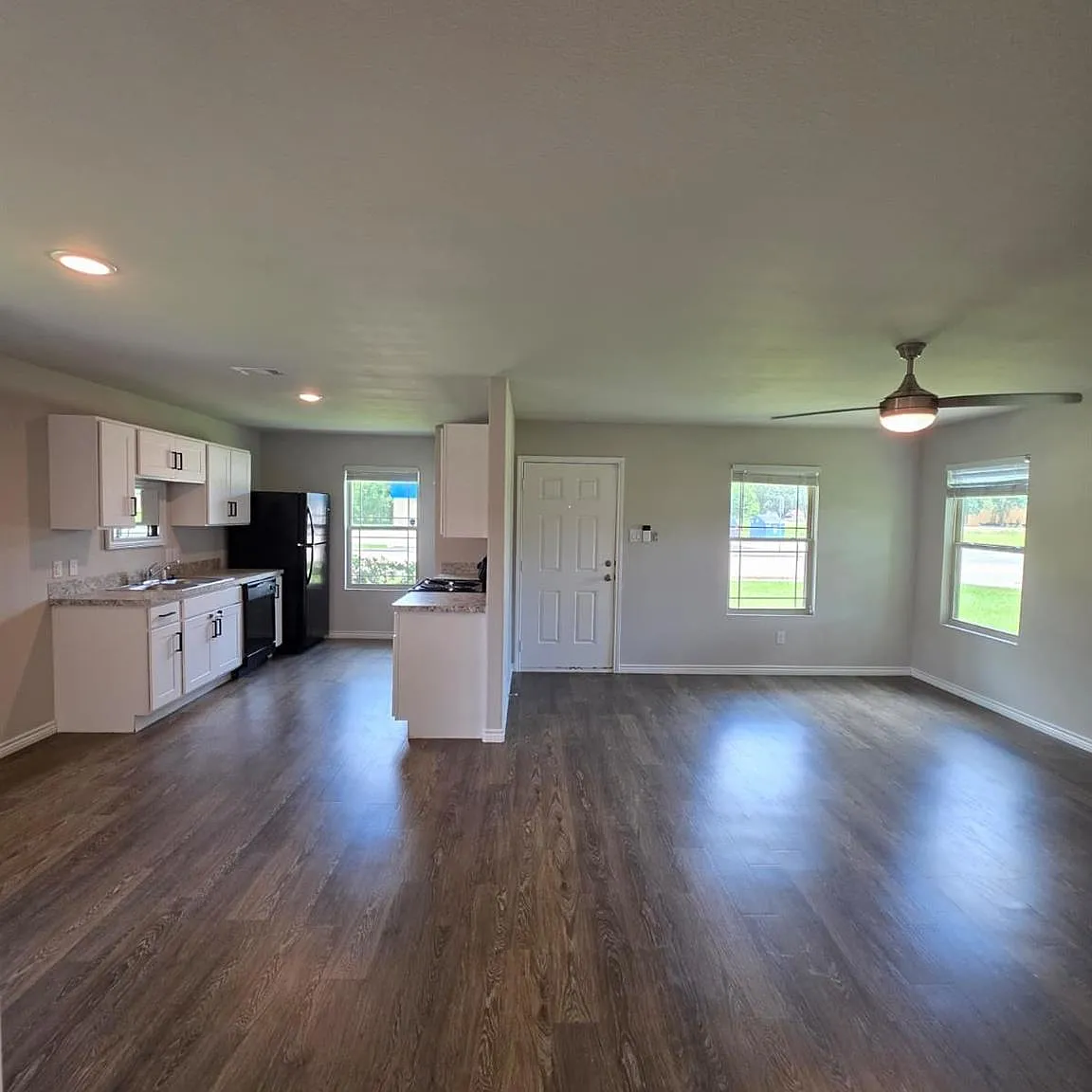 3 bed, 1.0 bath, 1048 sqft, $1,463 — Photo 3