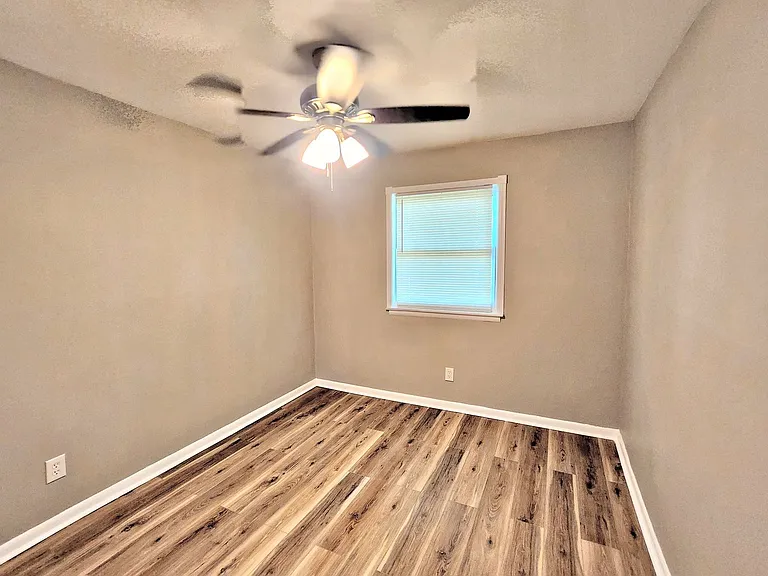 1504 Oakwood Ave NE — Photo 8